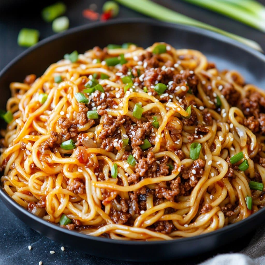 Tallarines picantes con carne y ajo