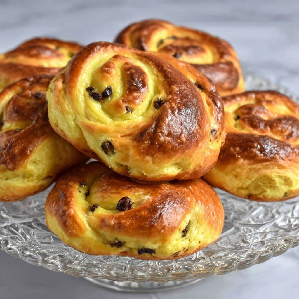 Caracolas de Brioche con Crema Pastelera y Chips de Chocolate