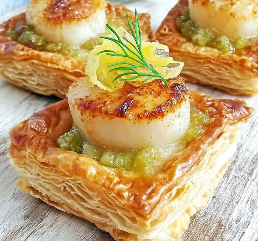 Hojaldre de Vieiras, Crema de Azafrán y Limón Confitado